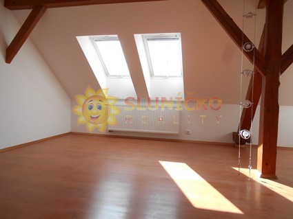 Pronájem pěkného podkrovního bytu 2+1 /78m2/ v centru Hradce Králové - Fotka 6