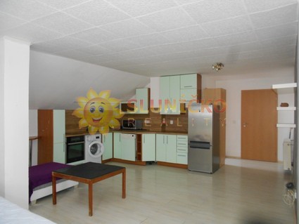 Pronájem pěkného zařízeného bytu 1KK /57m2/ na okraji Hradce Králové - Fotka 1