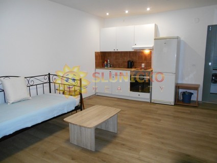 Pronájem pěkné malé garsonky /25m2/ v Hradci Králové - Fotka 1