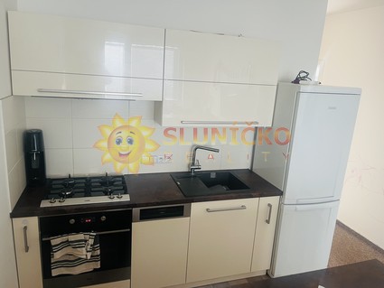 Pronájem zrekonstruovaného bytu 2+kk s lodžií - Fotka 1